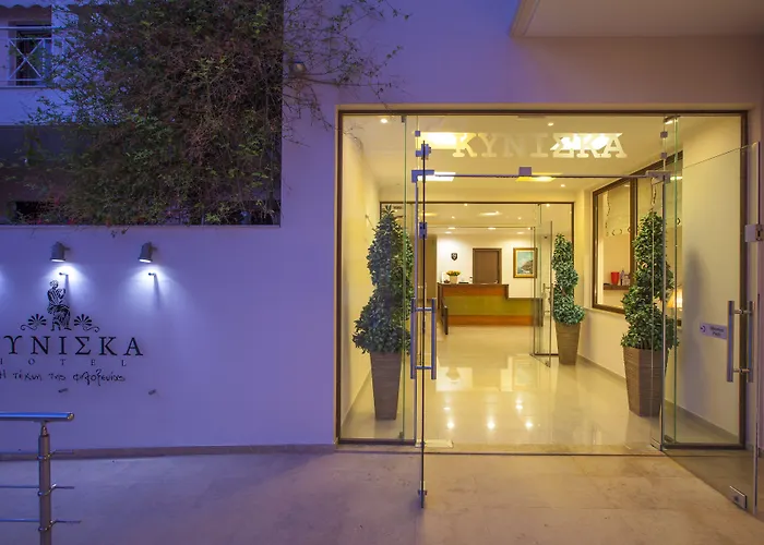 κυνίσκα Ξενοδοχείο Πλύτρα